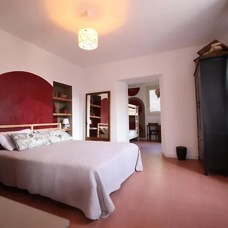 Il Mallo - מנדלו דל לאריו